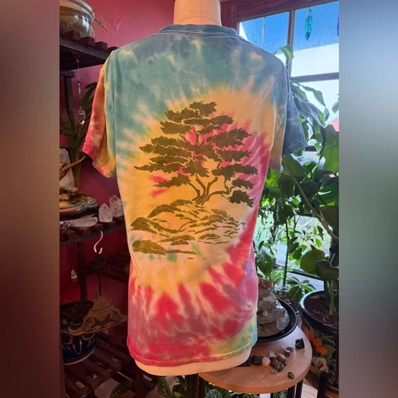 Unisex Tie-Dye Graphic T-Shirt - hand crafted - Picture 2 of 7